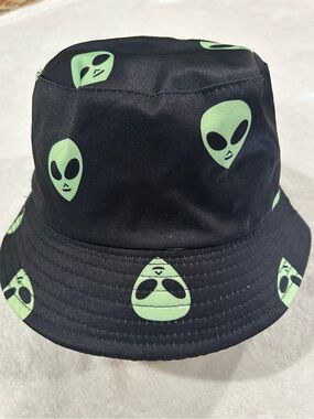 Alien print bucket hat neon green print on black unisex NWT eighty-eight